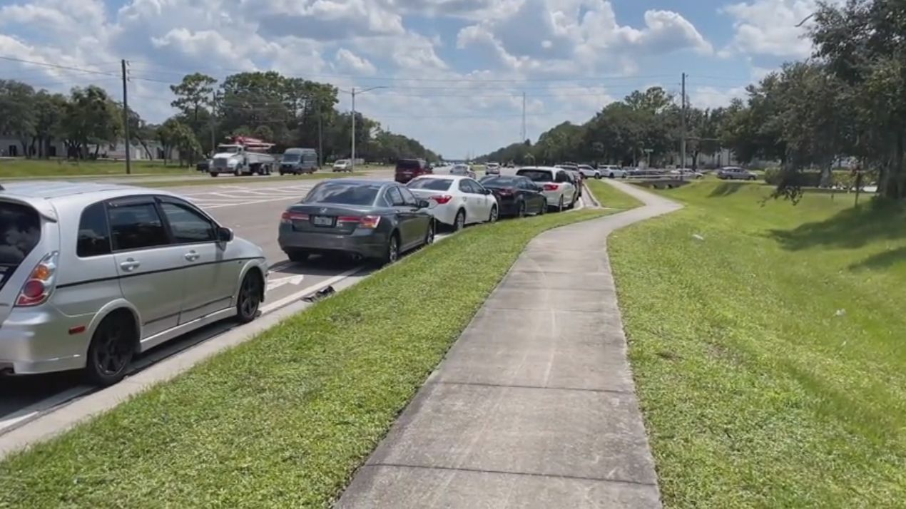 School pickup line blocking lane on Poinciana Boulevard