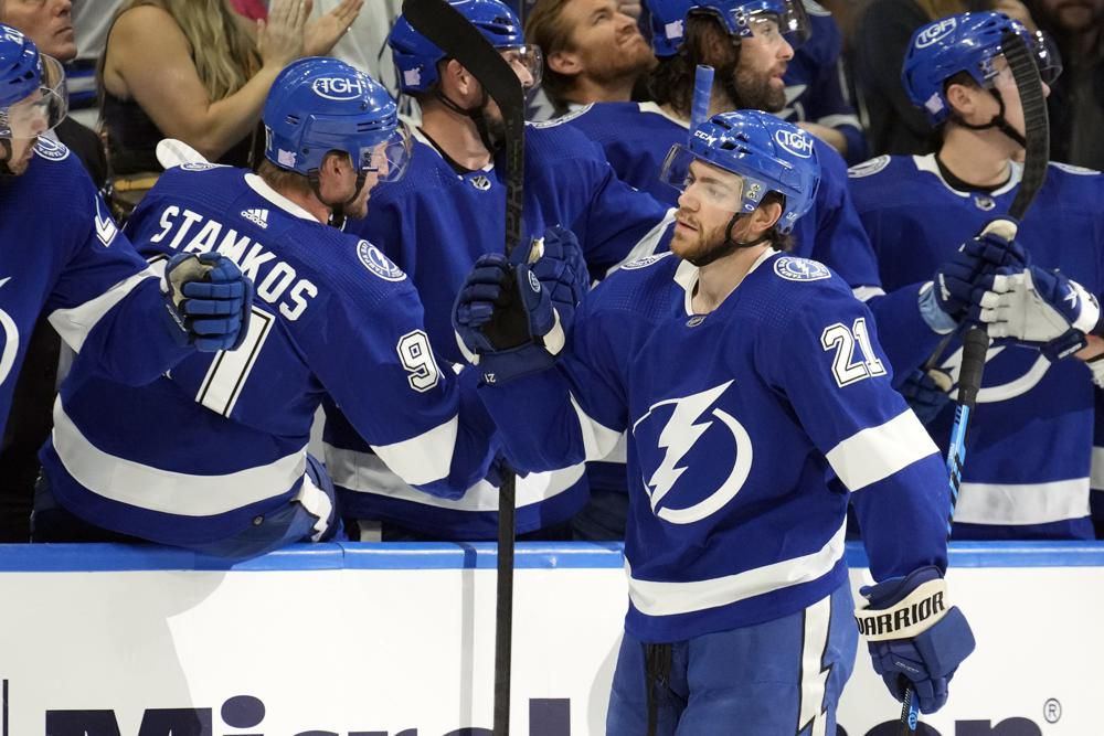 Point has 2 goals, assist in Lightning's 5-2 win over Blues