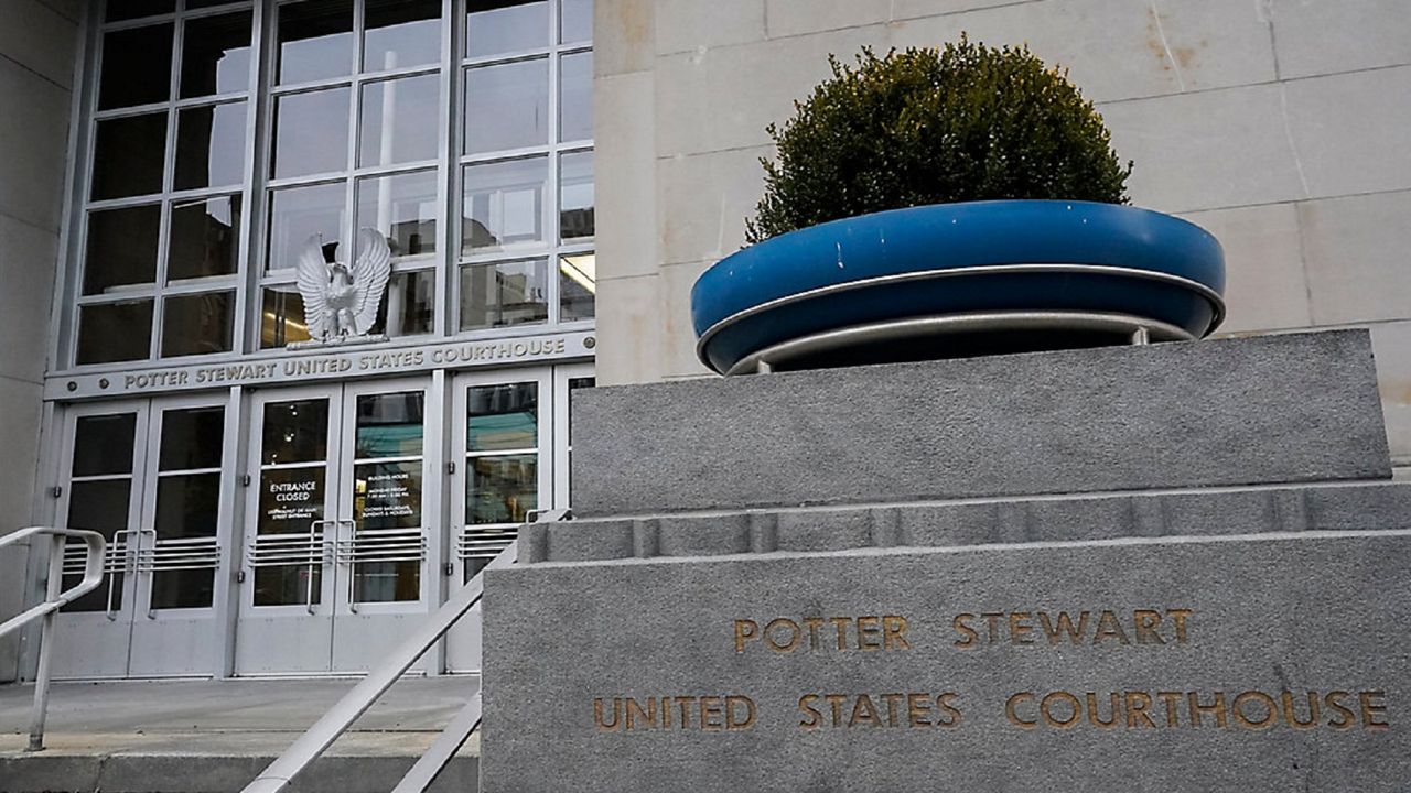 Jurors begin deliberating in federal corruption trial