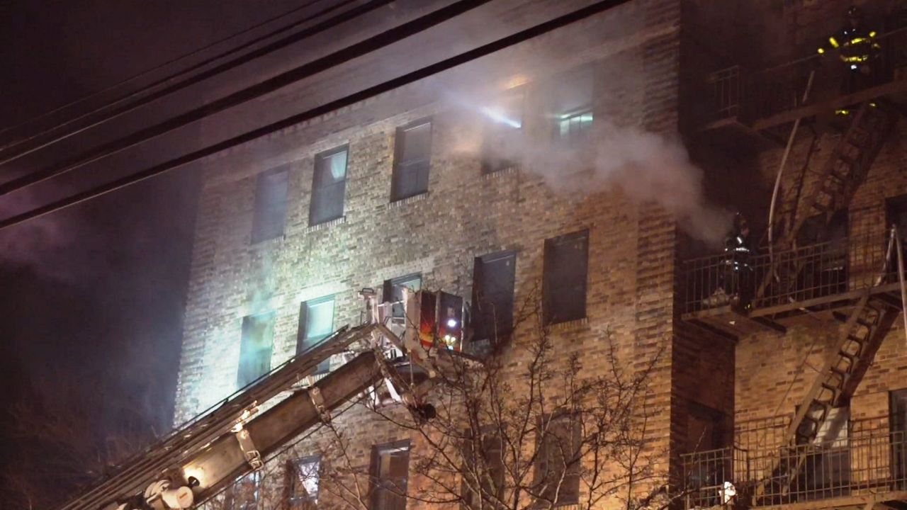 Incendio en edificio de Queens deja a decenas sin hogar
