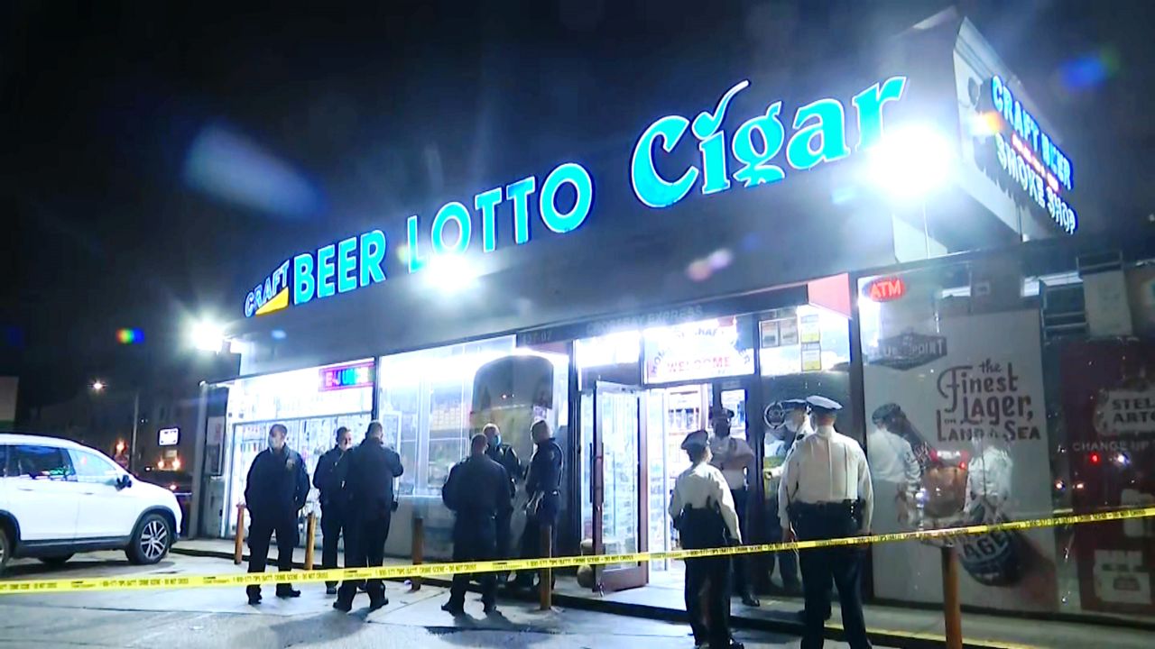 OffDuty NYPD Officer Responds to Queens Deli Shooting