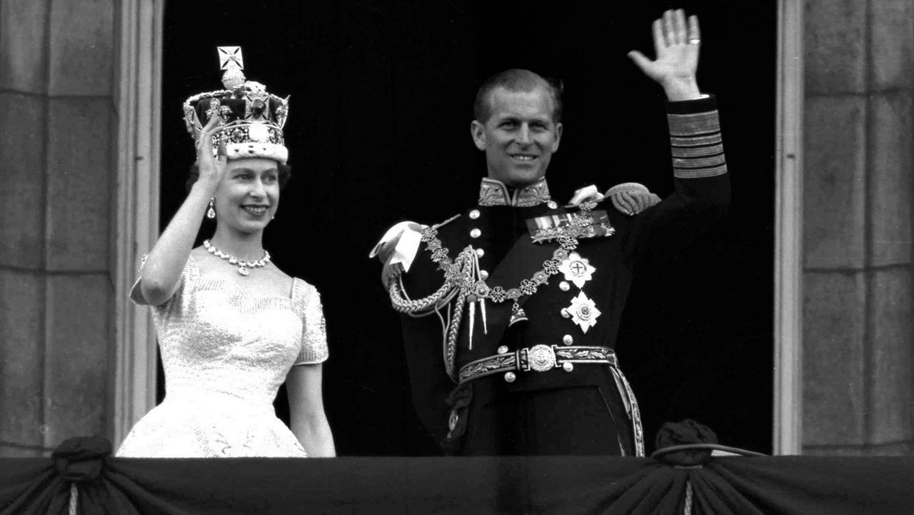 Britain's Queen Elizabeth II and Prince Philip, Duke of Edinburgh, wave to supporters from the balcony at Buckingham Palace following her coronation on June 2, 1953. (AP Photo/Leslie Priest, File)