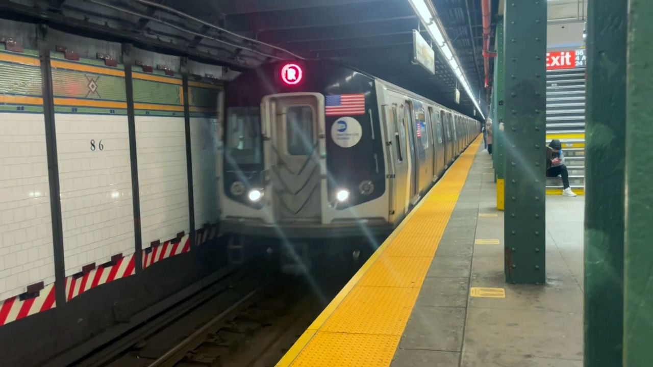 R Train Manhattan Stops R Train Service Suspension To Impact 17 Stops