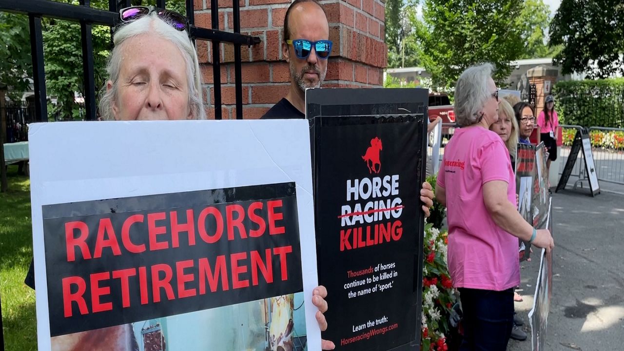 Les manifestants se rassemblent contre les courses de chevaux à Saratoga