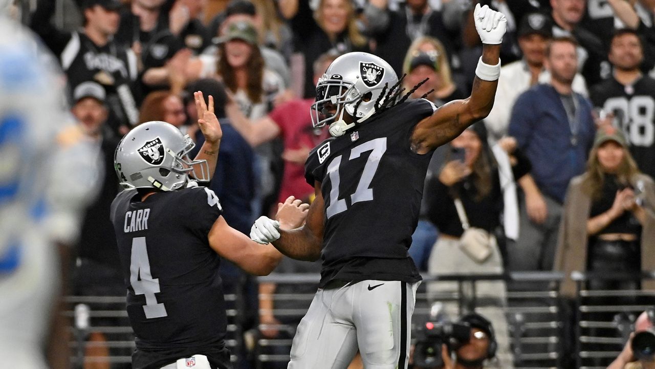 Watch: Derek Carr reacts to seeing Davante Adams in the Silver and