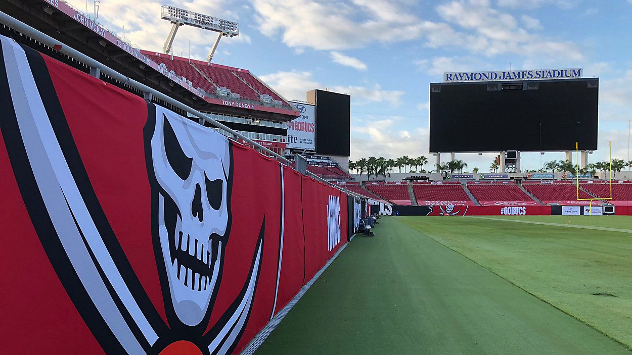 bowl game at raymond james stadium