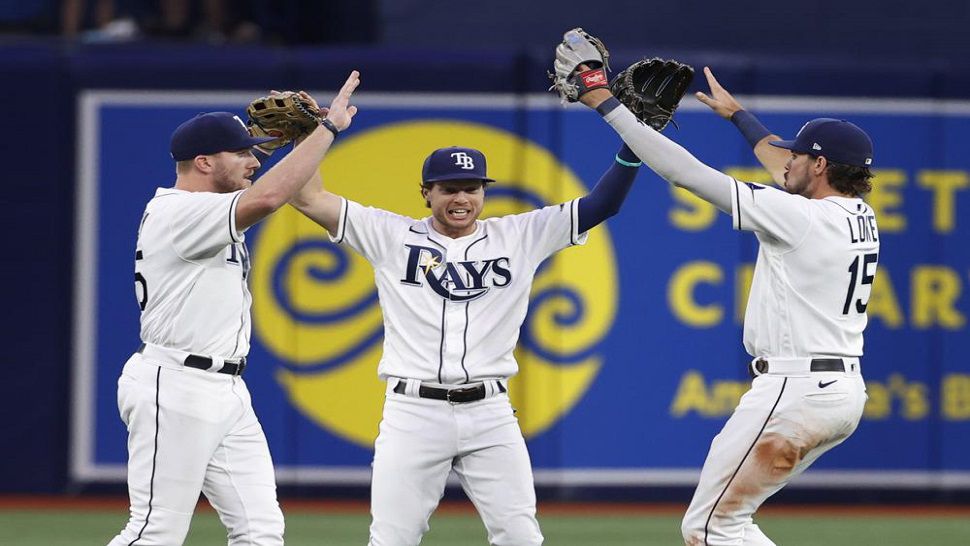 Walls hits two HRs, Bradley dazzles, Rays beat Reds 10-0