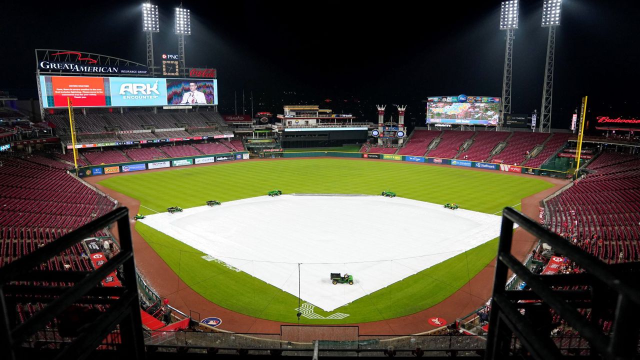 Rain forces suspension of Giants-Reds with game tied at 2