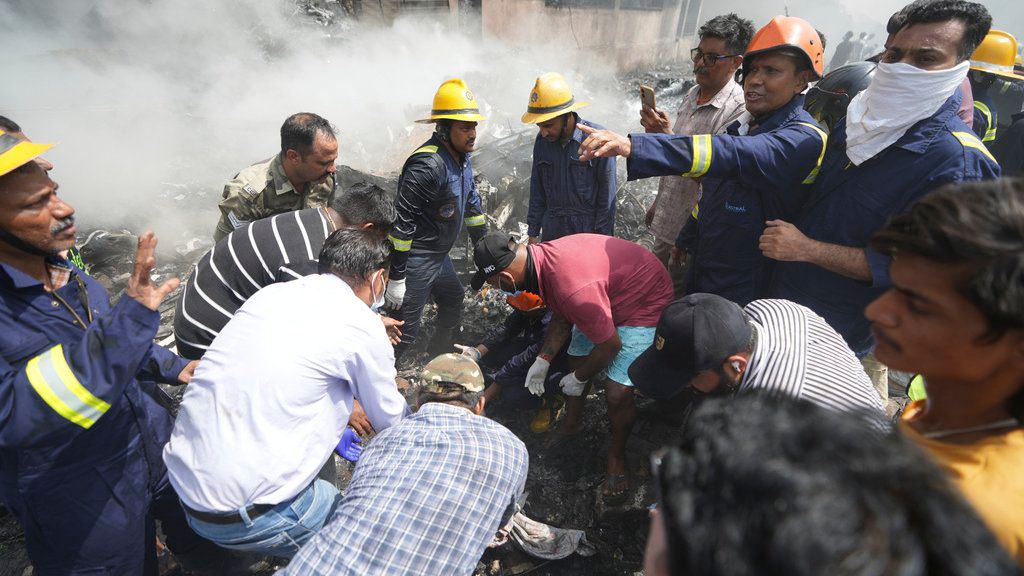 Rescatistas trabajan en el lugar del accidente aéreo en la ciudad de Ahmedabad, en el noroeste de India.