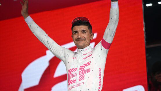 Richard Carapaz, gana la etapa 11 en el Giro de Italia.