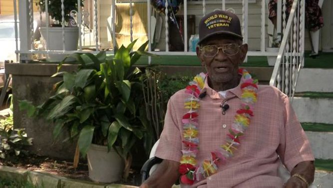 Photo of Richard Overton in front of his home (Spectrum News)