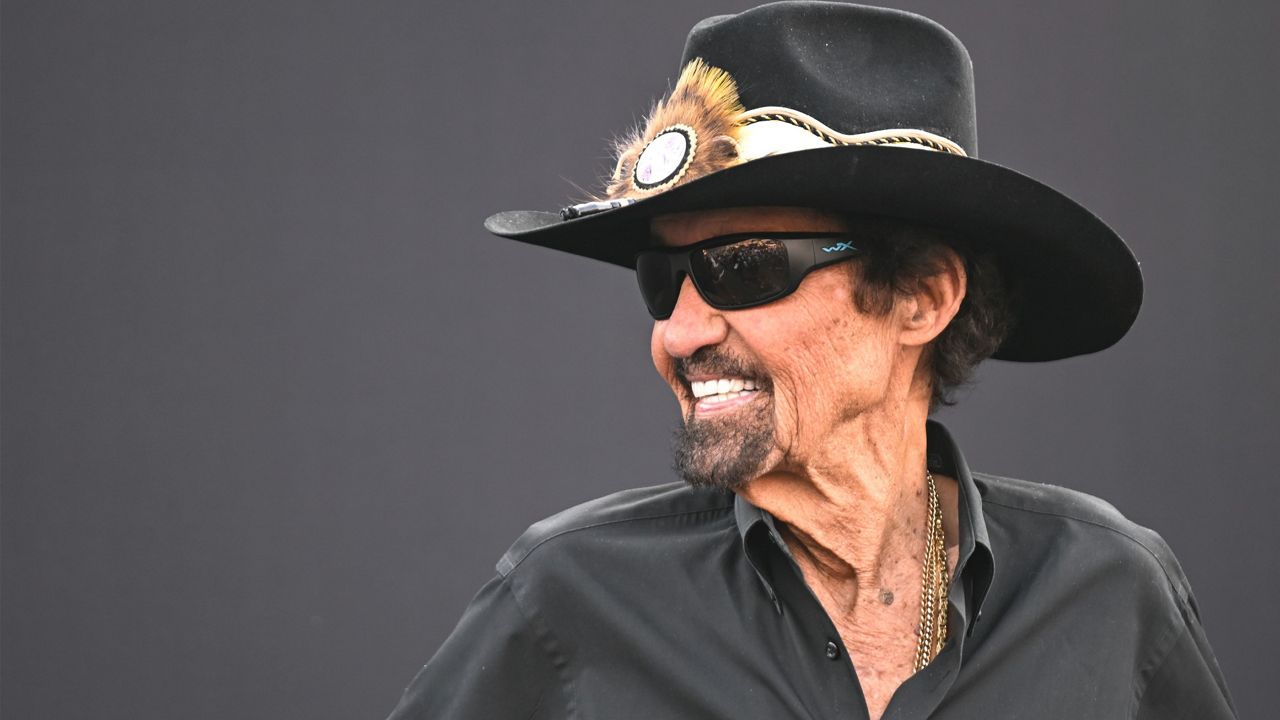 Richard Petty tells drivers in Daytona to start their engines