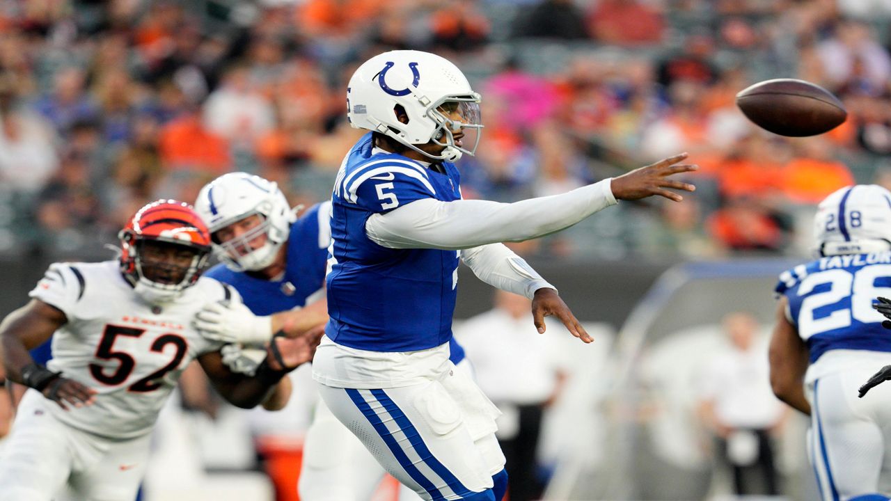 Indianapolis Colts quarterback Anthony Richardson (5) throws a pass during the first half of a preseason NFL football game against the Cincinnati Bengals, Thursday, Aug. 22, 2024, in Cincinnati. (AP Photo/Jeff Dean)