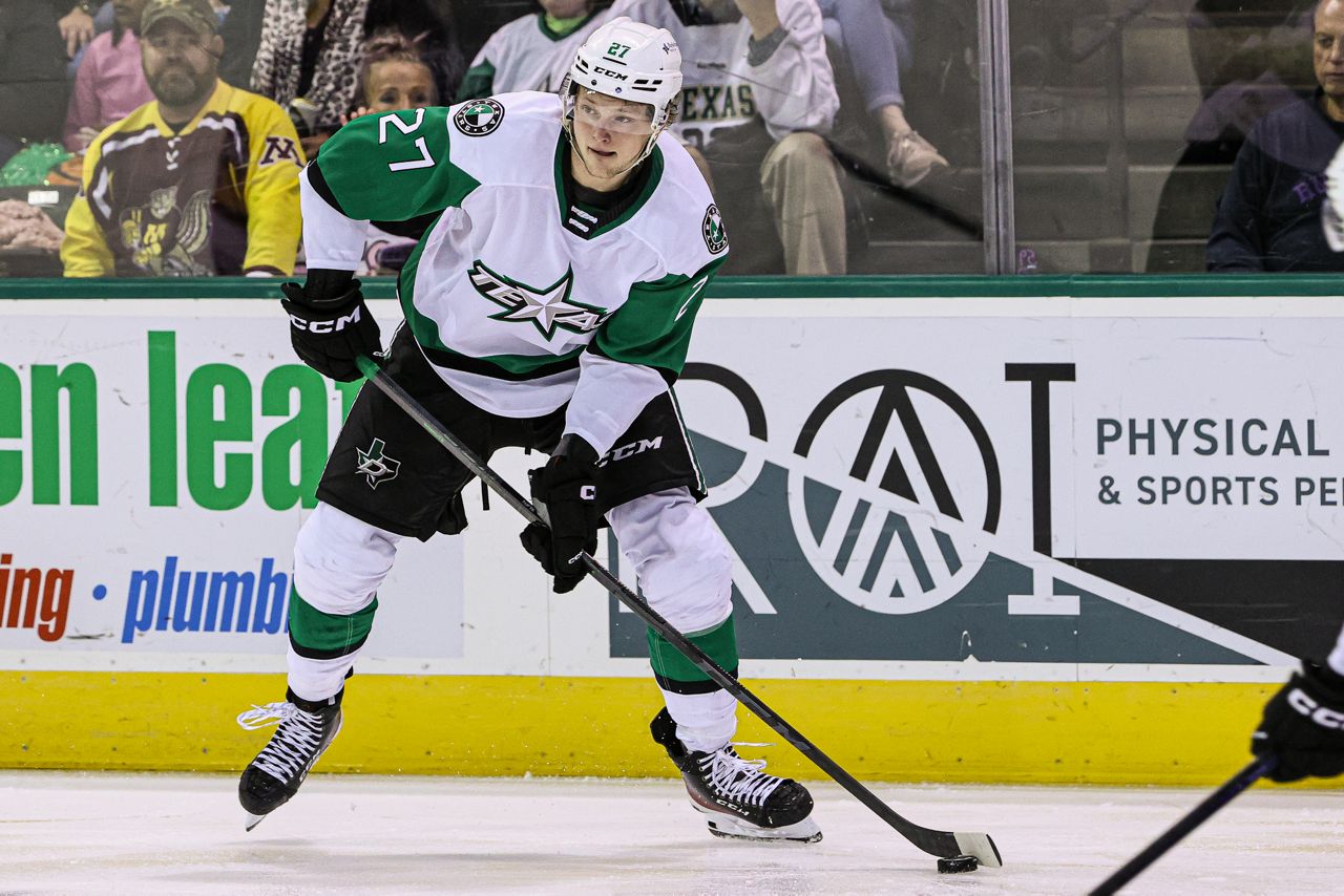 Prohockey player balances diabetes on the ice