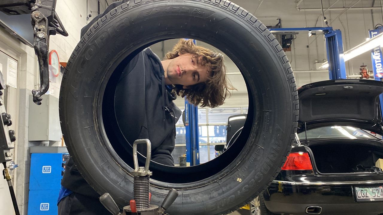 Automotive apprenticeship uses VR technology