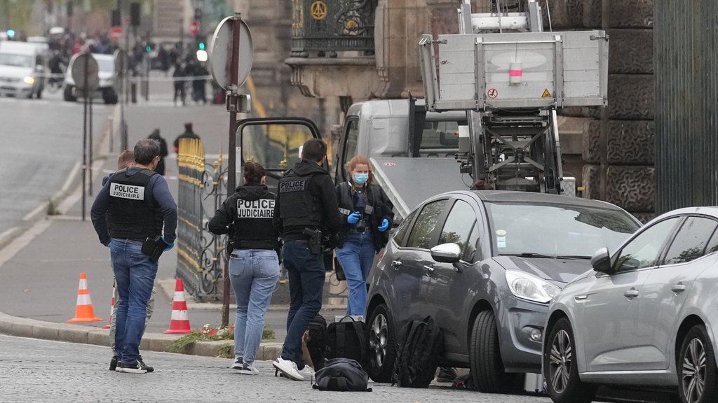 Thieves steal crown jewels in 4 minutes from Louvre Museum