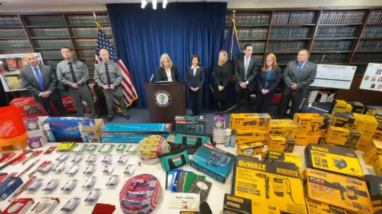 La fiscal del condado de Queens, Melinda Katz, y la gobernadora Kathy Hochul, durante el anuncio del desmantelamiento de la red.