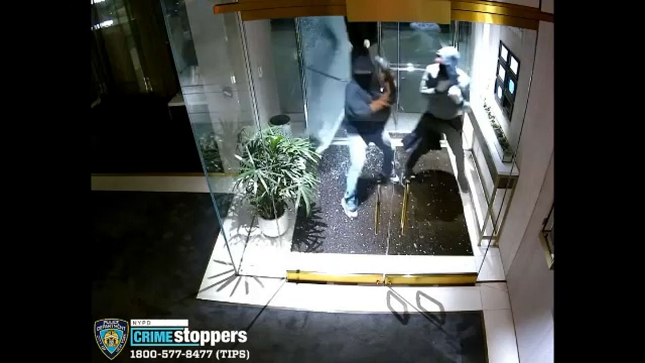 They are looking for the alleged thieves of the jewelry store robbery