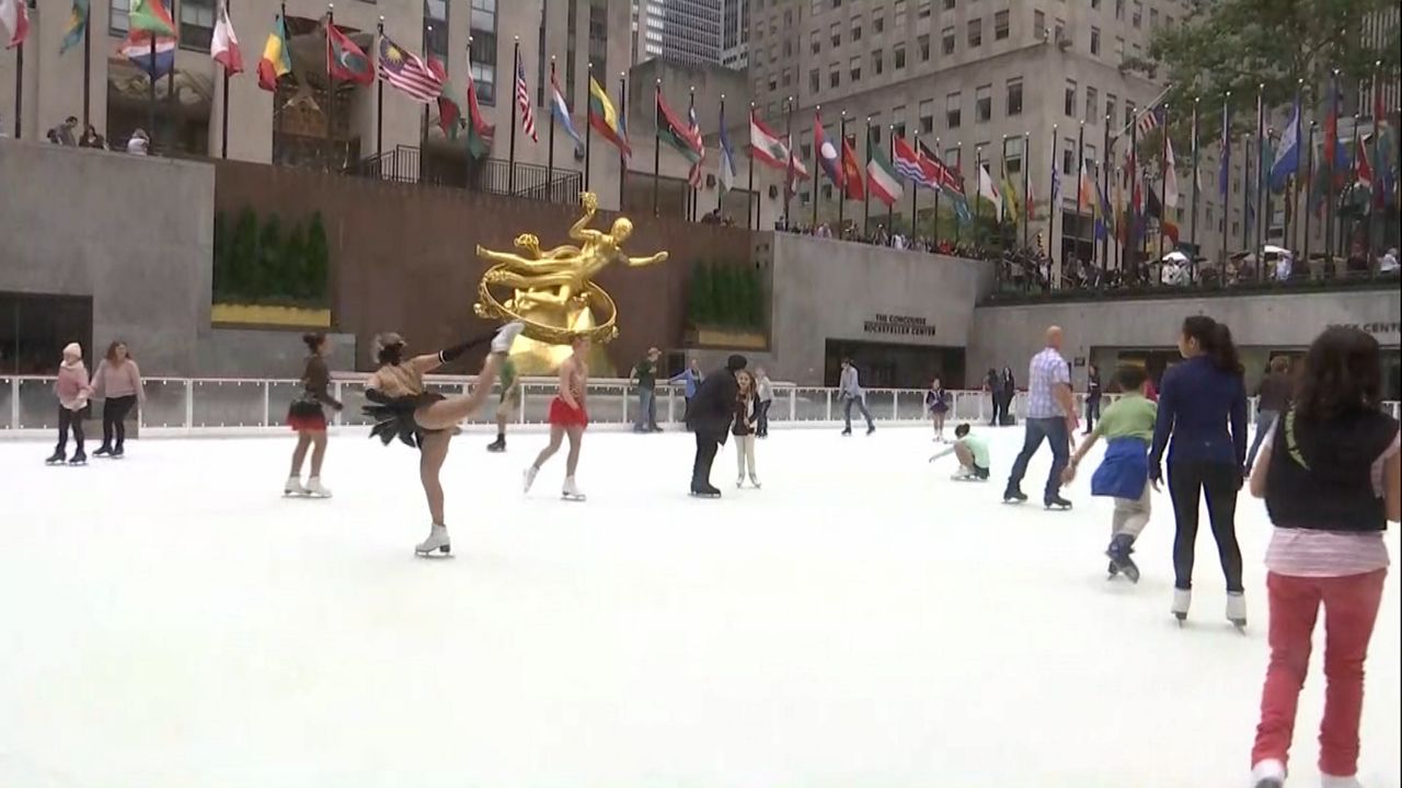 Abren al publico la pista de patinaje sobre hielo del Rockefeller Center