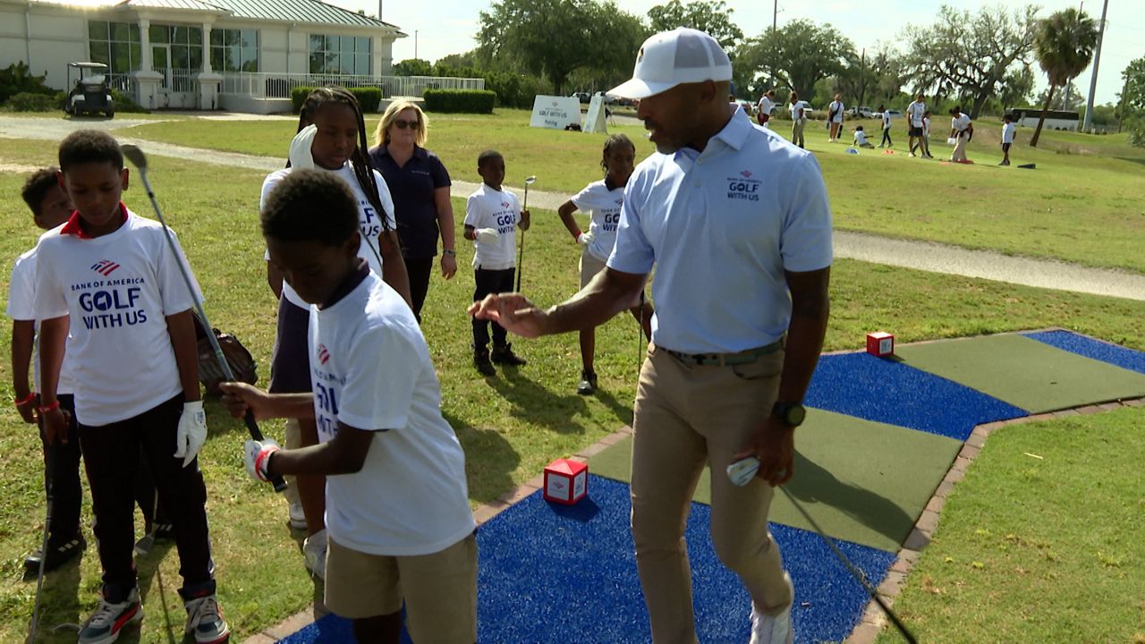 Bucs legend Ronde Barber teaches young golfers at 
