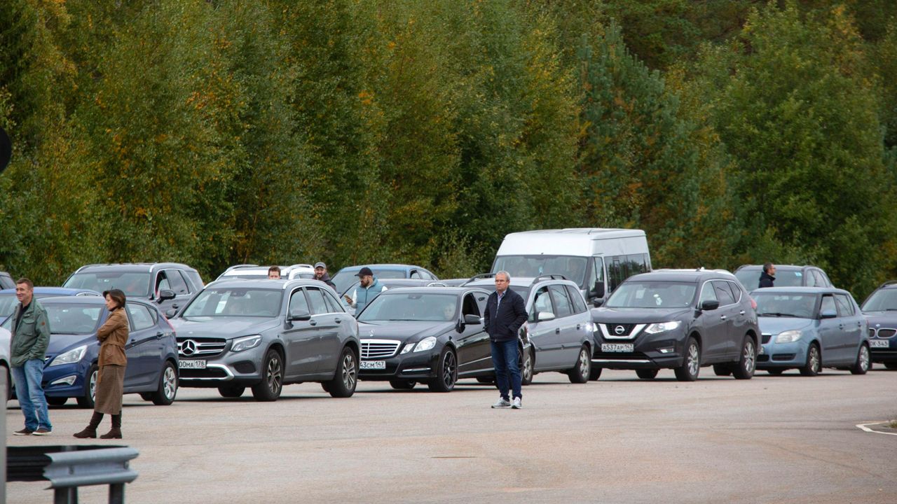 Cars queue to cross the border from Russia to Finland at the Vaalimaa border check point Friday in Virolahti, Finland. (Sasu Makinen/Lehtikuva via AP)
