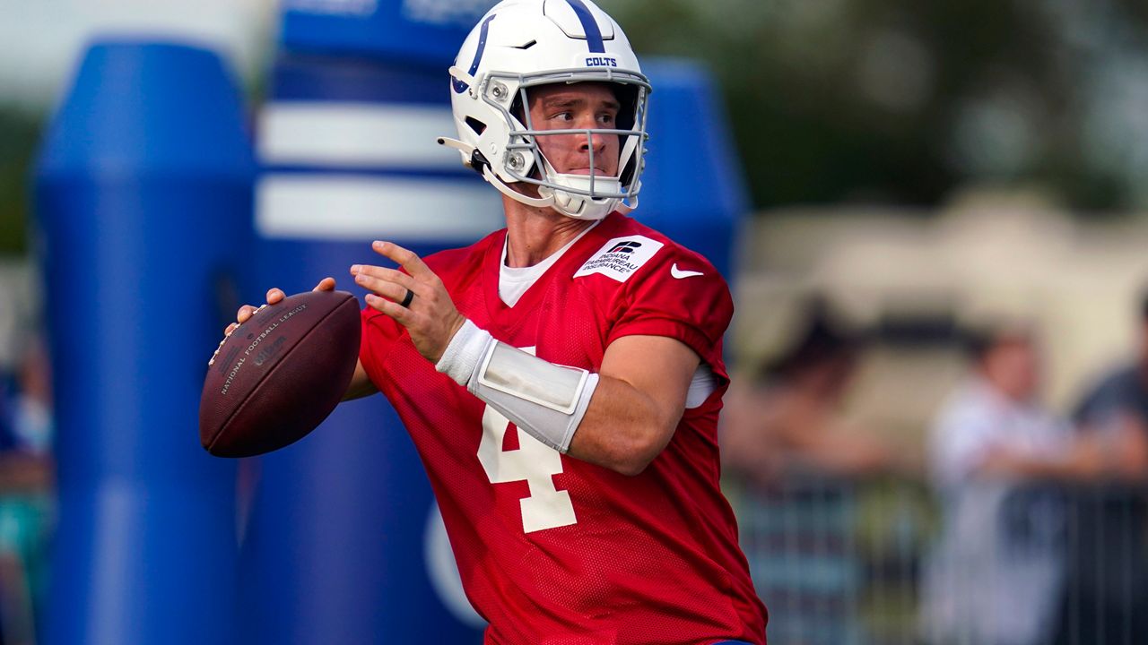 INDIANAPOLIS, IN - OCTOBER 30: Indianapolis Colts quarterback Sam