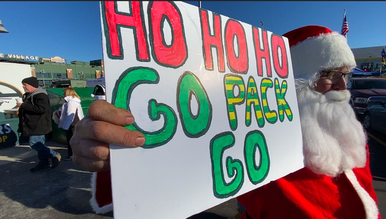 Santas Part of Christmas Day Game At Lambeau