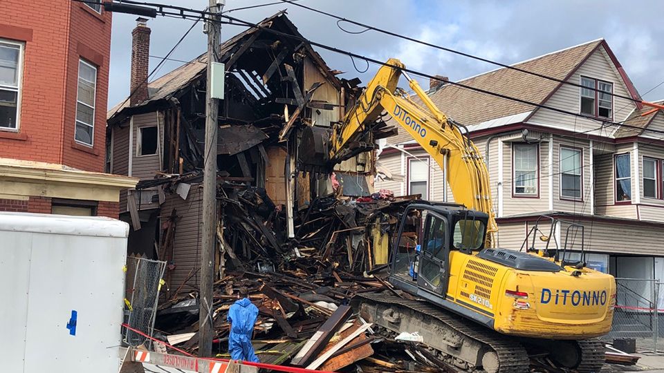 Schenectady house, damaged by fire, being demolished