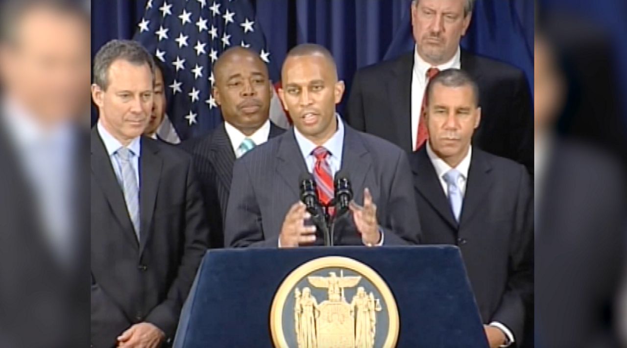 Then-Assemblymember Hakeem Jeffries speaks at a press conference alongside future New York City mayors Bill de Blasio (top right) and Eric Adams (second from the left), as well as then-Gov. David Patterson. (NY1 Photo)