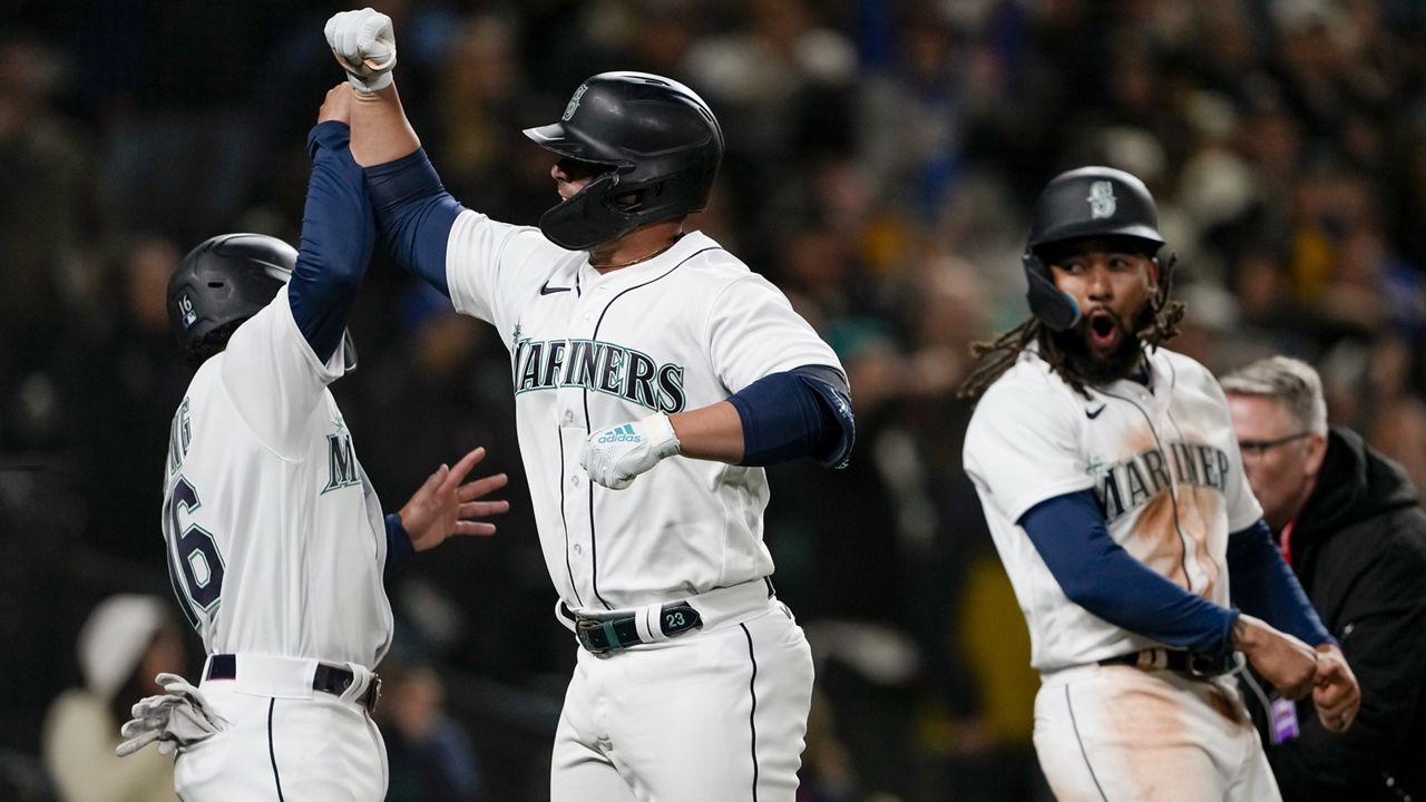 Kolten Wong scores run in Seattle Mariners debut