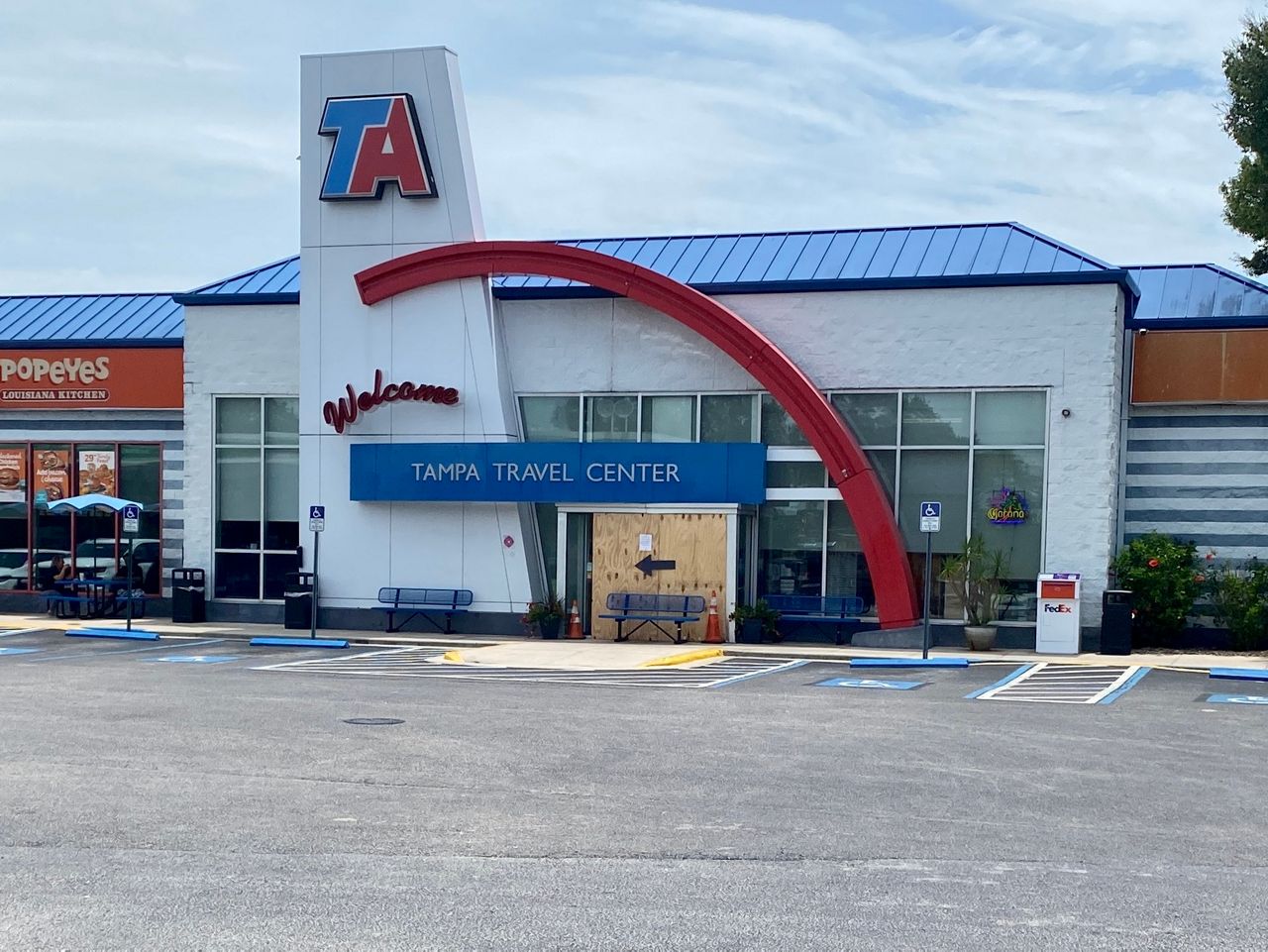 Man slams car into Seffner gas station, pinning victim