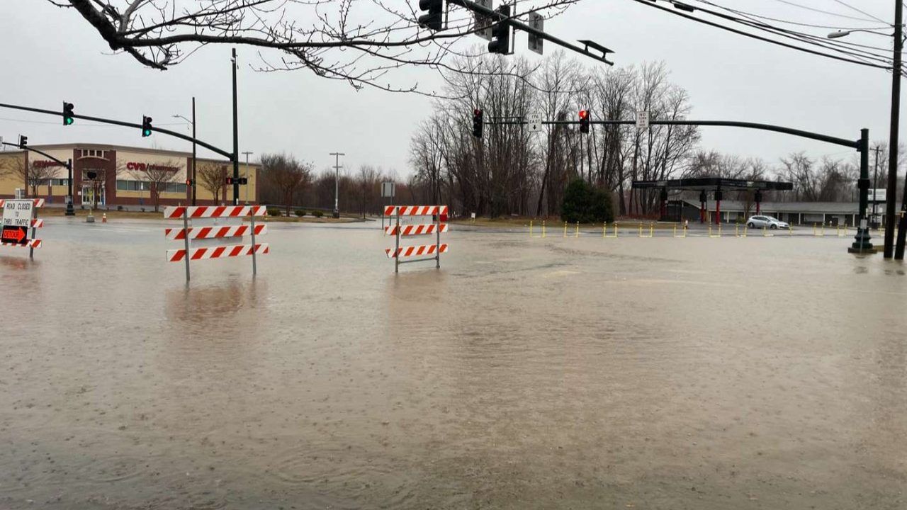 Heavy rains continue to flood low-lying roads in Hendersonville, North Carolina. (Samantha Narson/Spectrum News 1)