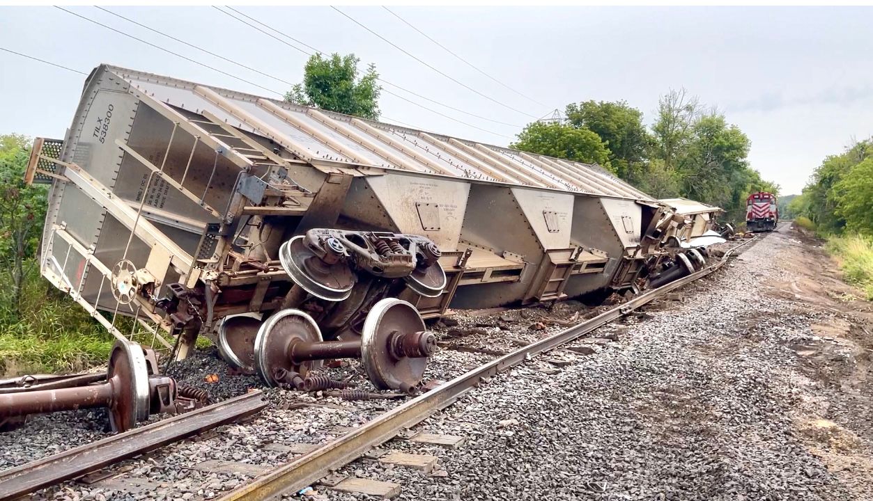 1 dead after semi-truck and train crash