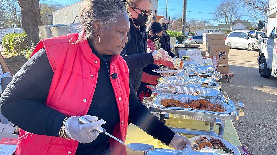 Relawan melayani masyarakat pada hari Thanksgiving