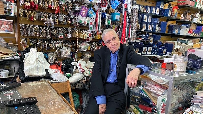 Il proprietario del negozio Little Italy sta cercando di salvare gli affari nel bel mezzo della tragedia