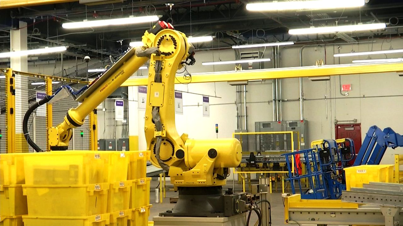 AI, Robots and Humans Inside an Amazon Fulfillment Center