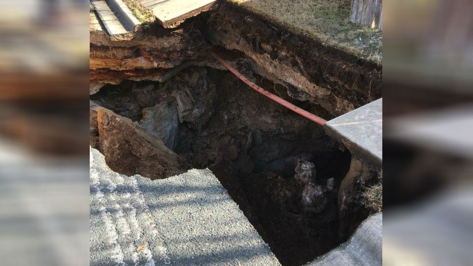 43-feet deep hole opens up in Williamson Co.