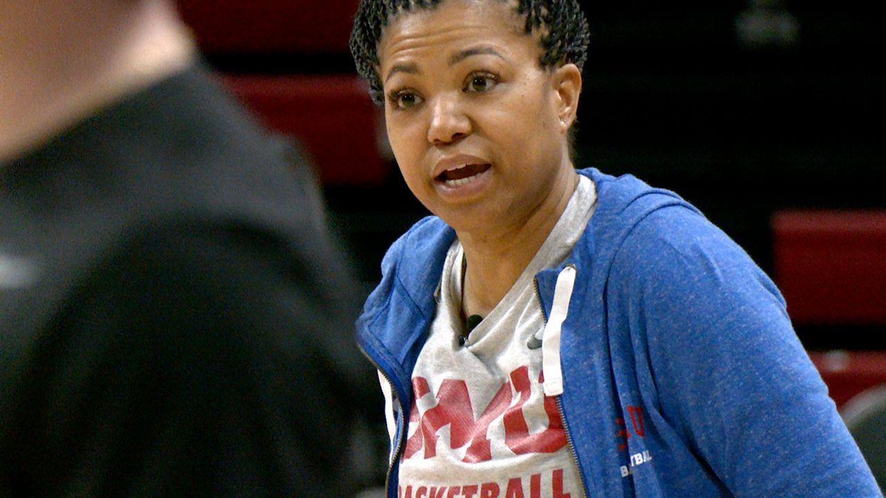 Toyelle Wilson coaches up her team during a drill in practice prior to SMU’s home game against Memphis. (Spectrum News/Robbie Fuelling)