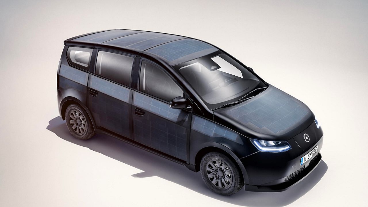 Sono Motors solarpanel car debuts in LA