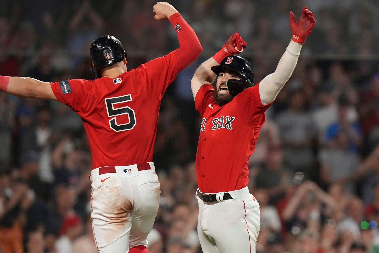 Red Sox score 6 runs in 8th, top Reds 8-2 to avoid sweep
