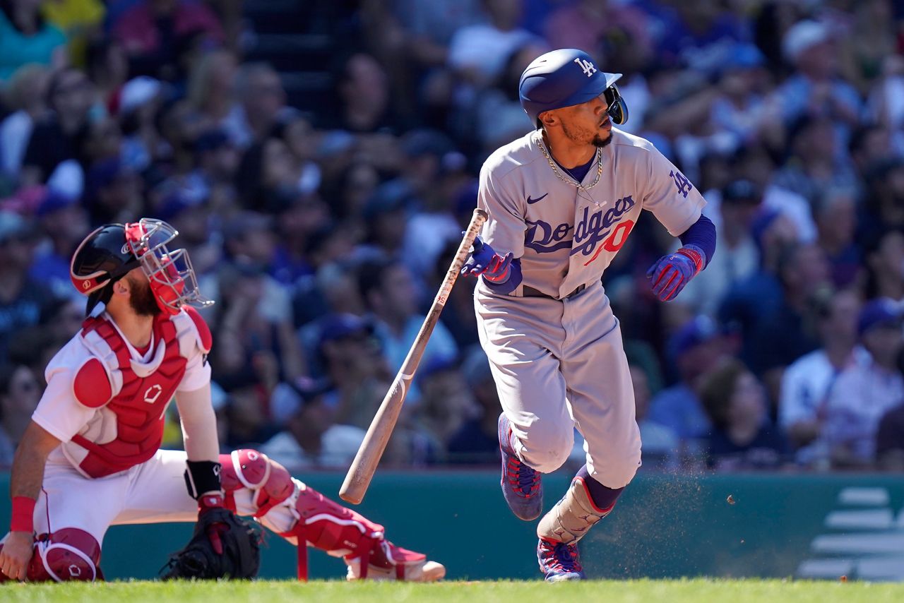 Los Angeles Dodgers' Justin Turner (21) stands at first base