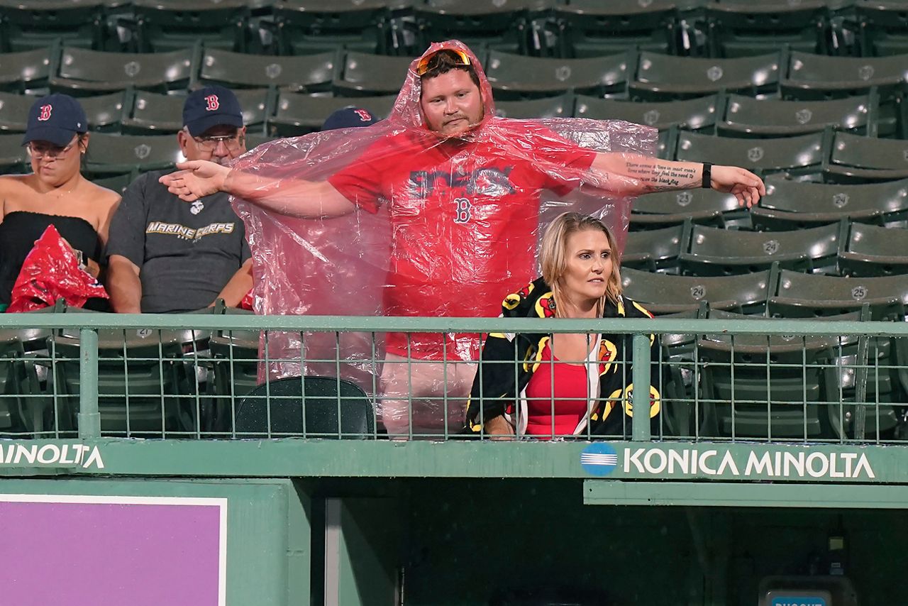 Fan struggles to put on poncho at Fenway Park 