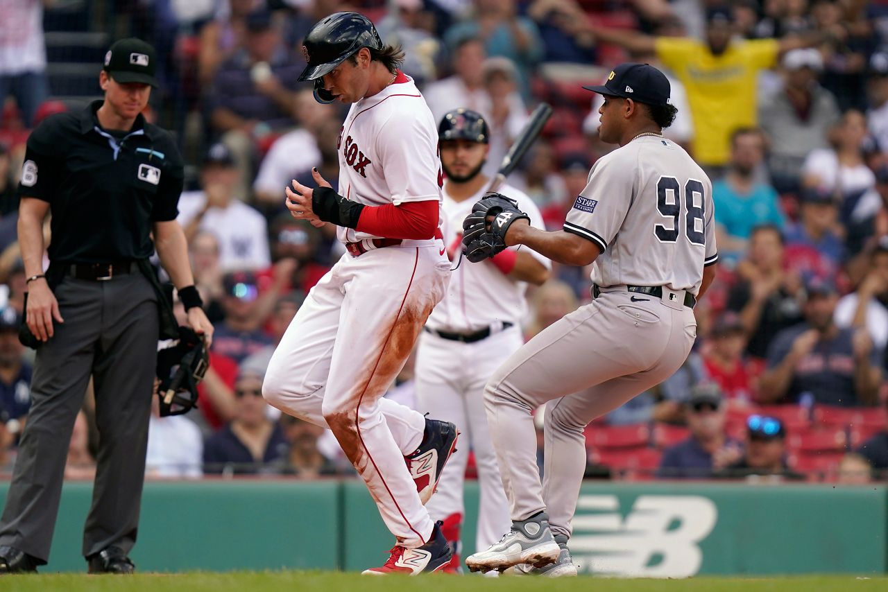 Red Sox score 9 straight, rally past Yanks for series split