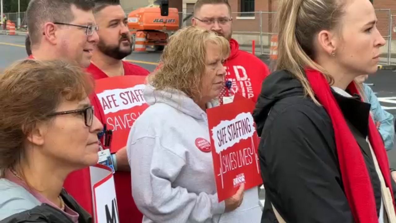 Nurses rally for agreement before Utica hospital opens