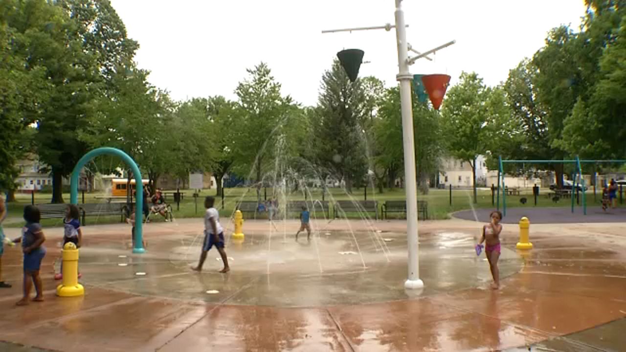 Rochester residents keep cool at city spray parks