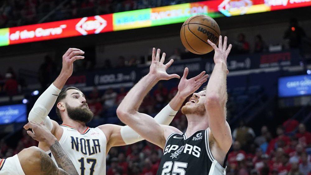 San Antonio Spurs center Jakob Poeltl (25) and New Orleans Pelicans center Jonas Valanciunas (17) battle under the basket in the first half of an NBA play-in basketball game in New Orleans, Wednesday, April 13, 2022. (AP Photo/Gerald Herbert)