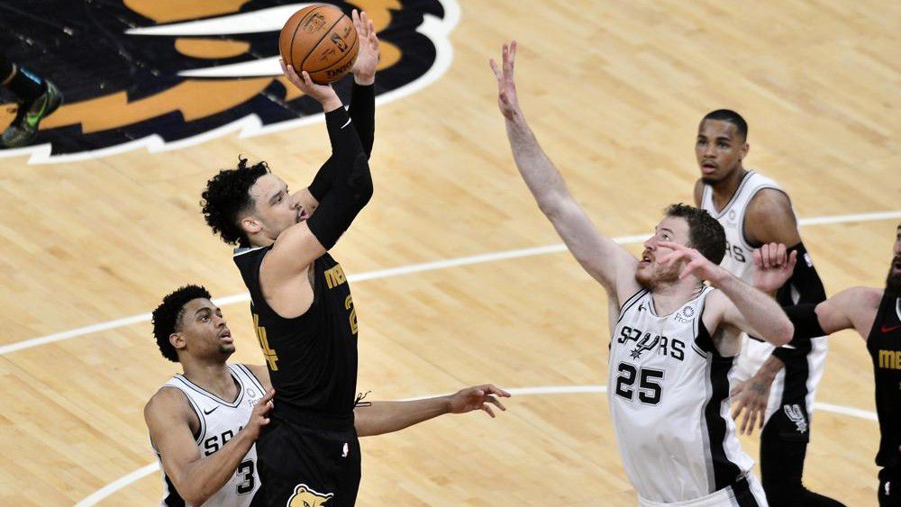 Ja Morant dunks on Jakob Poeltl at Memphis Grizzlies vs. Spurs game