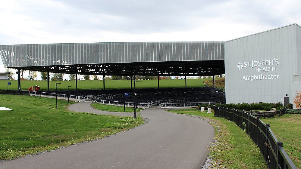 A photo of the exterior of the lakeview amphitheater in Syracuse. 