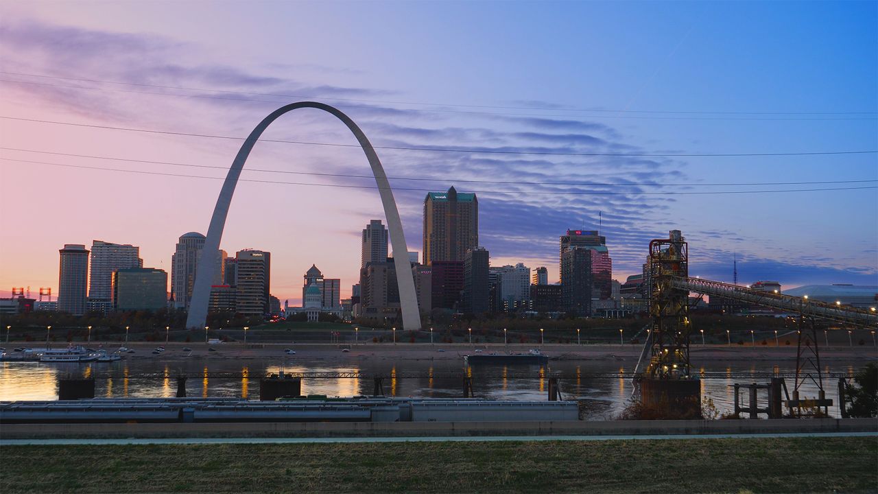 St. Louis Arch in skyline of city (Getty)