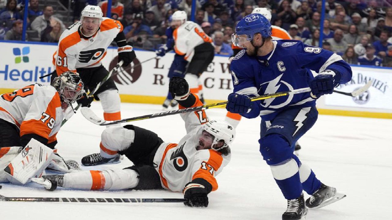 Flyers beat Lightning 3-2 for third comeback win in a row